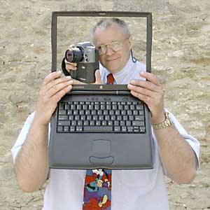 JH shows off the Kodak DCS315 and his G3 PowerBook